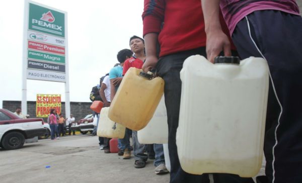 Hasta en 20 pesos el litro de gasolina en el mercado negro de Oaxaca