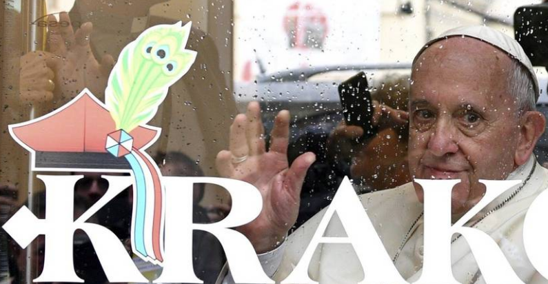 Video: papa Francisco cae durante misa en Polonia - papa-cracovia