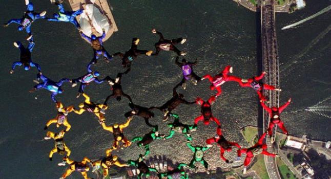 Mueren paracaidistas brasileños al formar los aros olímpicos