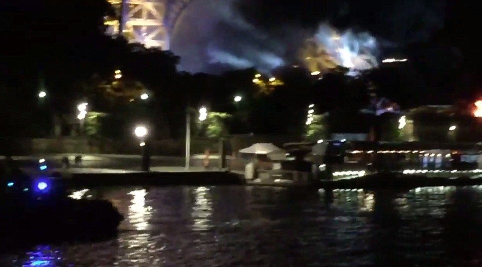 Fuerte incendio al pie de la Torre Eiffel - paris-incendio