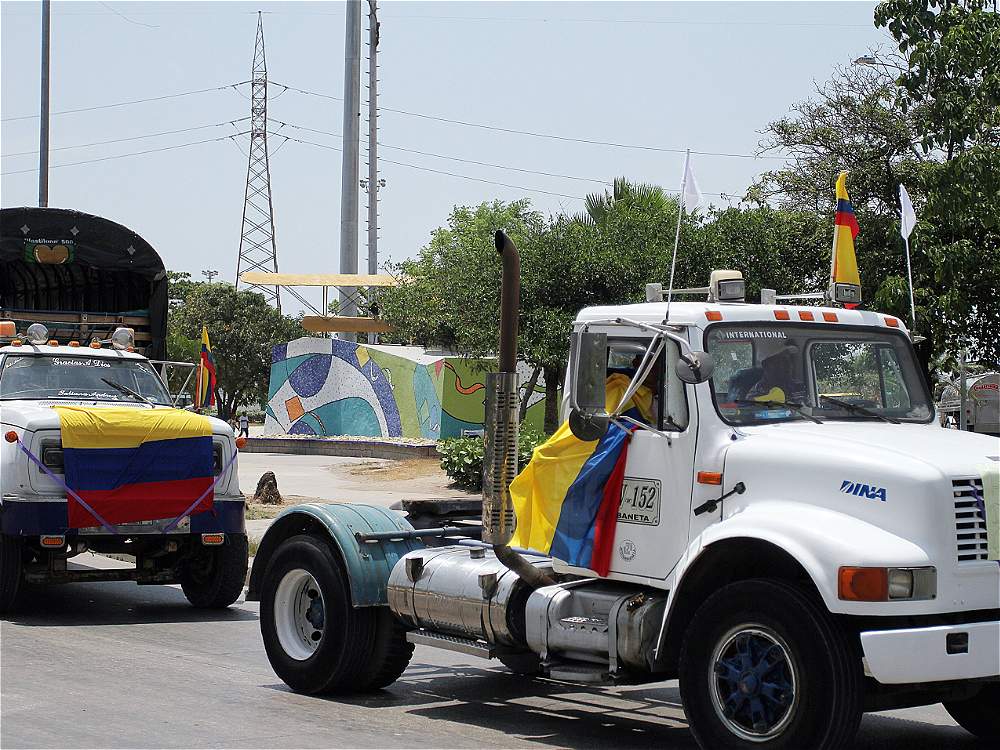 Paro de transportistas deja 18 policías heridos en Colombia - paro-camiones-colombia-ElTiempo