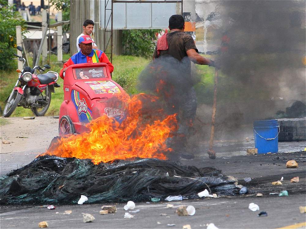 Paro de transportistas deja 18 policías heridos en Colombia - paro-camiones-colombia-LuisLizarazo
