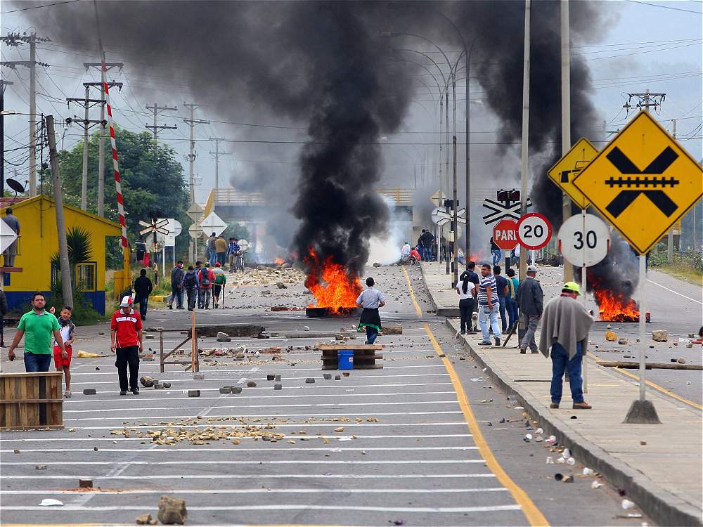 Paro de transportistas deja 18 policías heridos en Colombia - paro-camiones-colombia-LuisLizarazo2