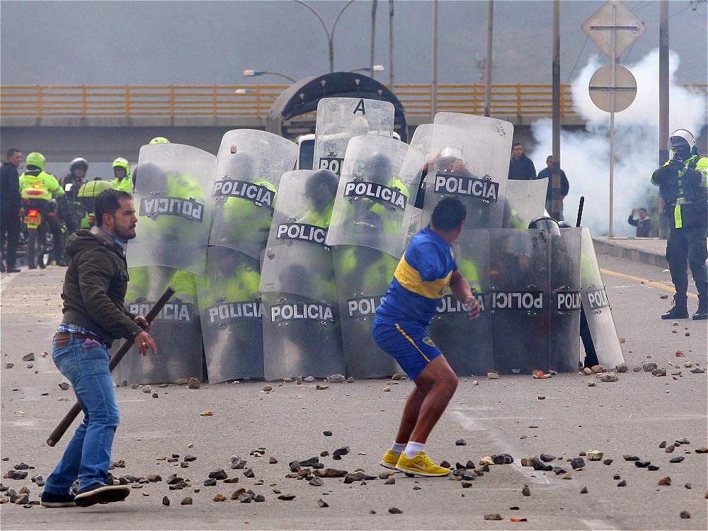 Paro de transportistas deja 18 policías heridos en Colombia - paro-camiones-colombia-LuisLizarazo3