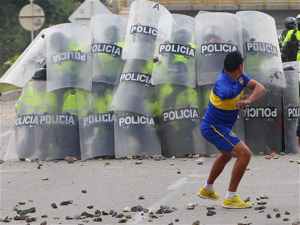 Paro de transportistas deja 18 policías heridos en Colombia