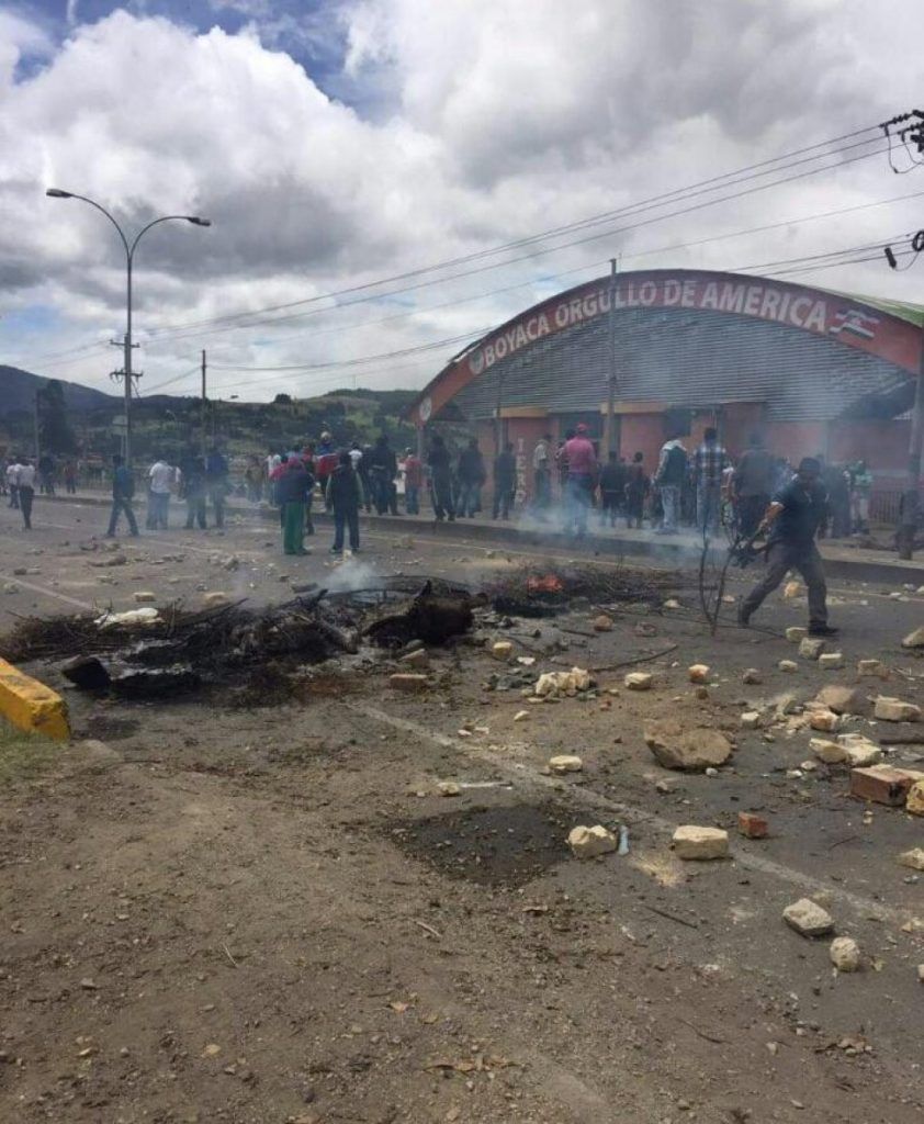 Paro de transportistas deja 18 policías heridos en Colombia - paro-camiones-colombia-lina_gonzalezzz-842x1024