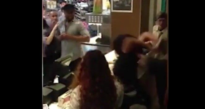Video: mujeres se pelean con empleados de McDonald’s