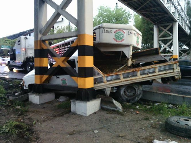 Camioneta que transportaba caballos se estrella en Periférico Norte