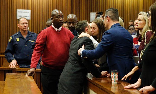 Pistorius condenado a seis años de cárcel por homicidio - pistorius-despidiendose-de-su-familia