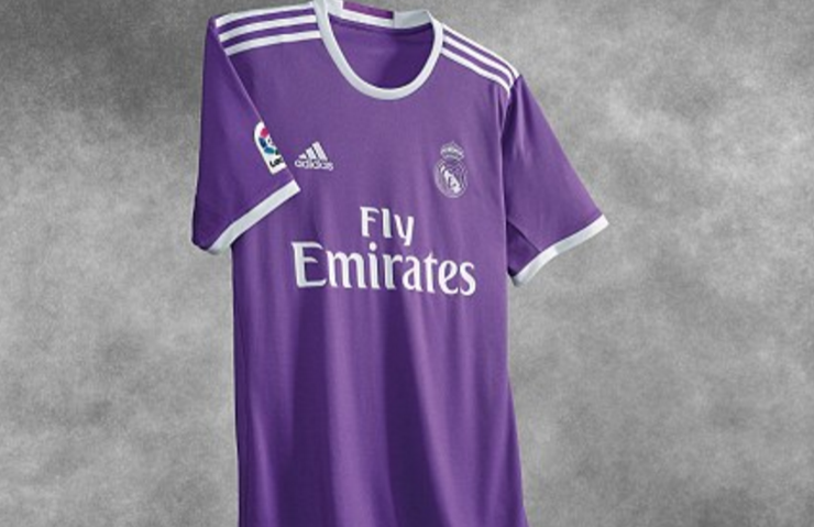 Presentan uniformes del Real Madrid y el Barcelona - playera-morada