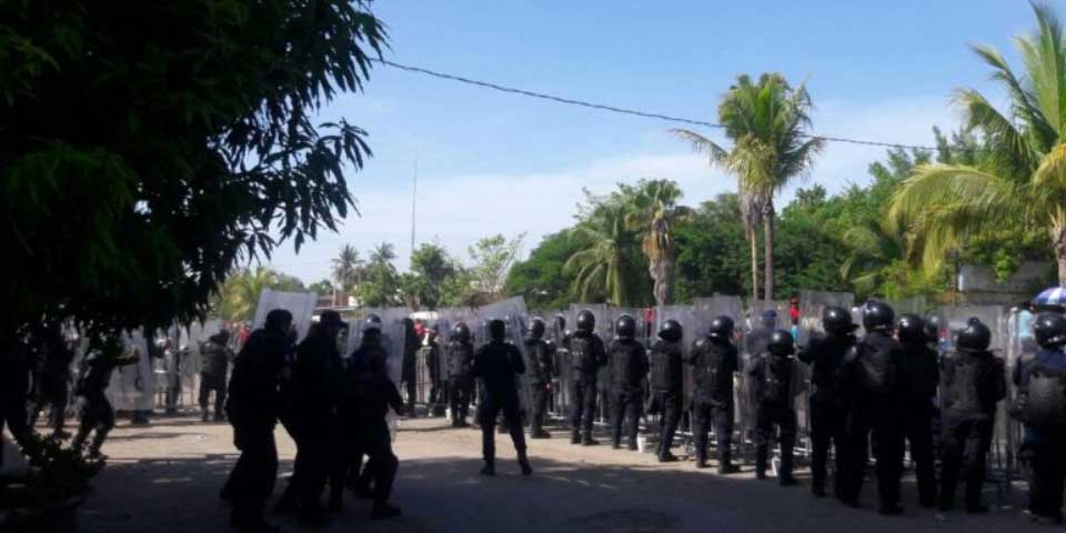 CNTE hiere con piedras a cuatro policías en Michoacán