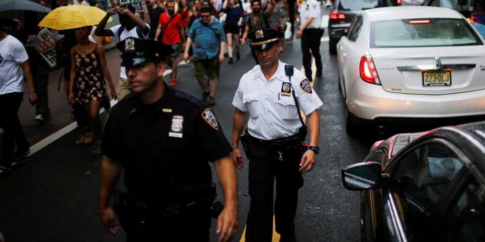 Policías de EE.UU. patrullarán en parejas para protegerse