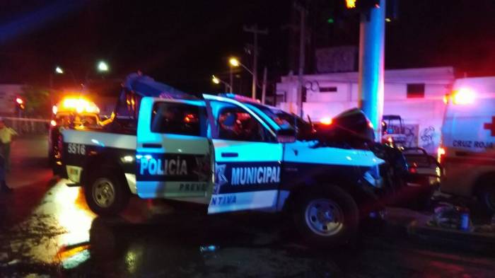 Policías quedan prensados tras chocar contra semáforo
