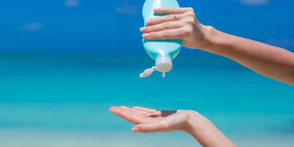 Su bloqueador solar contamina y además lo usa mal