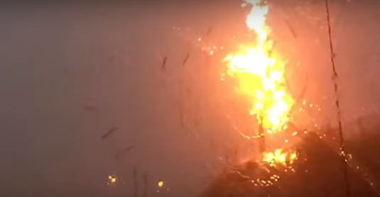 Video: rayo destruye poste de teléfono