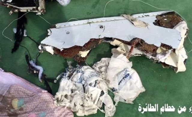 Recuperan restos humanos del accidente del avión de EgyptAir