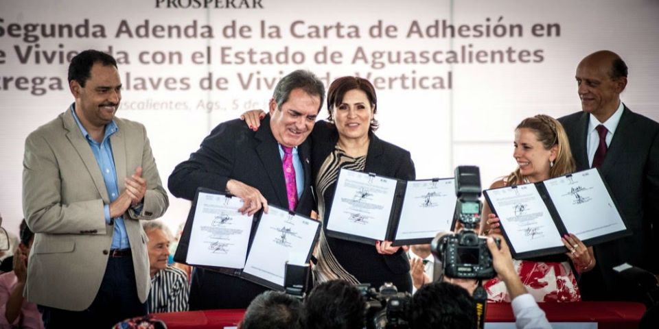 Rosario Robles entrega viviendas a familias de Aguascalientes