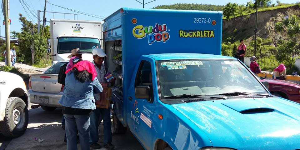 Maestros de CETEG saquean camioneta en bloqueo de Autopista del Sol Maestros de CETEG saquean camioneta en bloqueo de Autopista del Sol