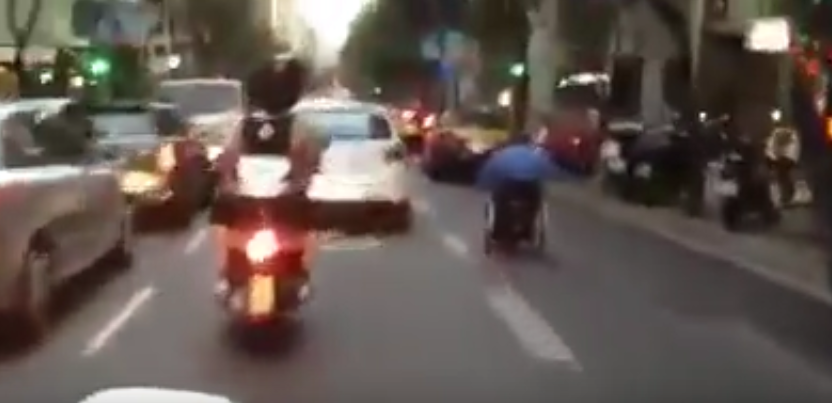 Video: hombre en silla de ruedas viaja a toda velocidad en calles de Barcelona