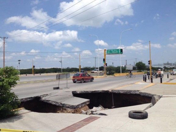 Se forma socavón de cinco metros en León