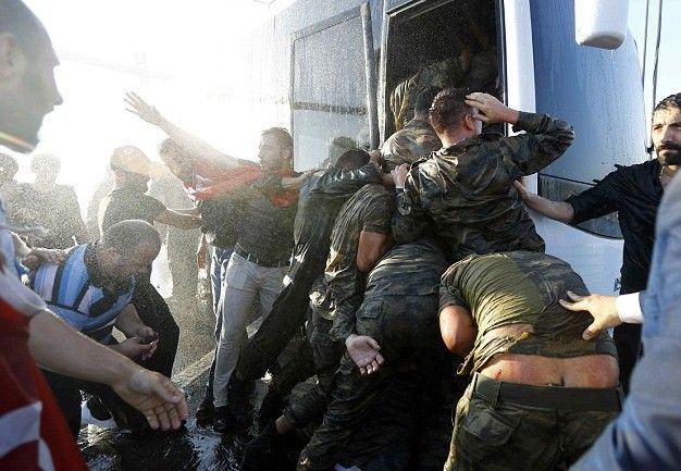 Muestran fotos de militares detenidos tras el fallido golpe de Estado en Turquía - soldados-turquia-2