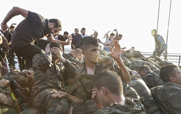 Muestran fotos de militares detenidos tras el fallido golpe de Estado en Turquía - soldados-turquia-3
