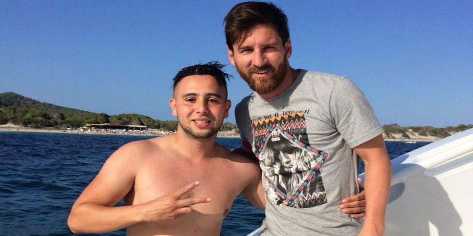Nada un kilómetro para tomarse una foto con Messi