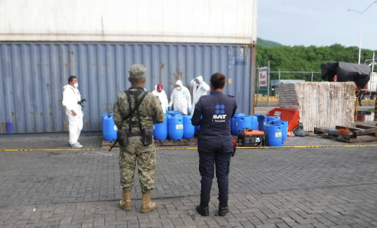 Encuentran cargamento de cocaína en tambos de salsa