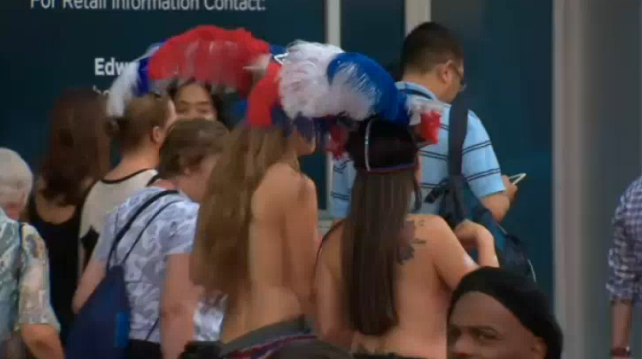 Artistas callejeras pelean con turistas en Times Square - times-square