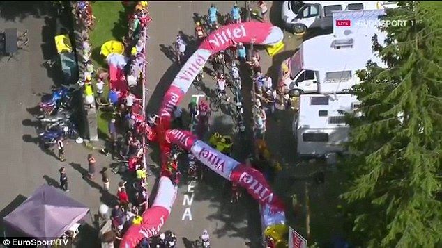 Arco inflable cae sobre ciclistas en el Tour de Francia