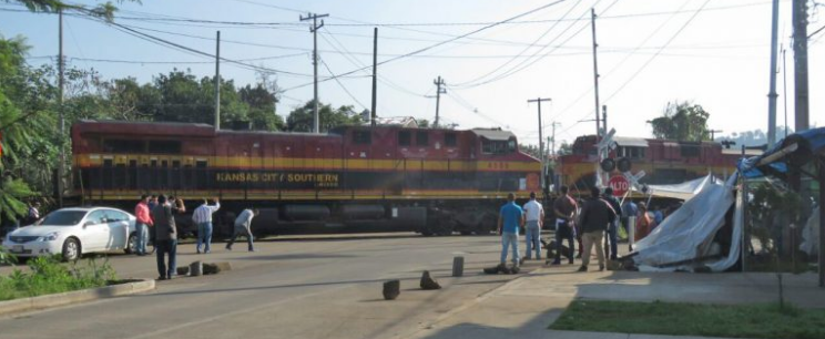 Golpea tren a maestra que se tomaba una selfie