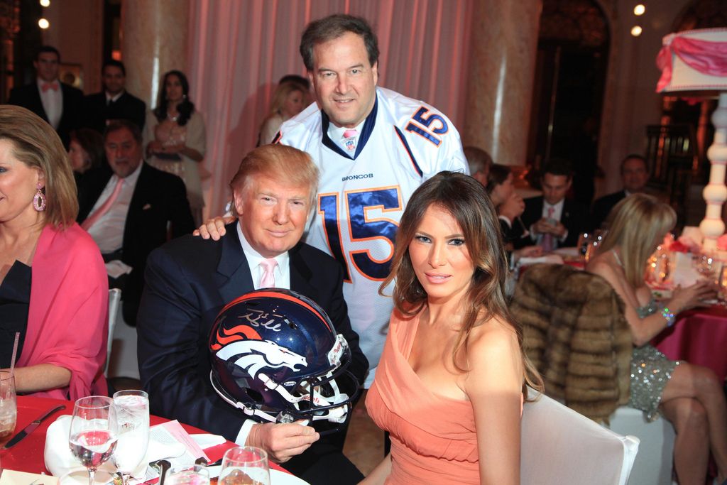 Trump usó dinero de la caridad para comprarse un casco de Tebow - trump-tebow