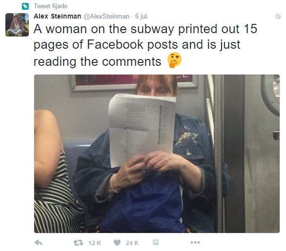 Captan a mujer que imprimió muro de Facebook para leerlo en el Metro - tuit