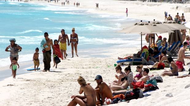 Crece 22.6% la llegada de turistas estadounidenses a México - turistas-en-cancun-619x348