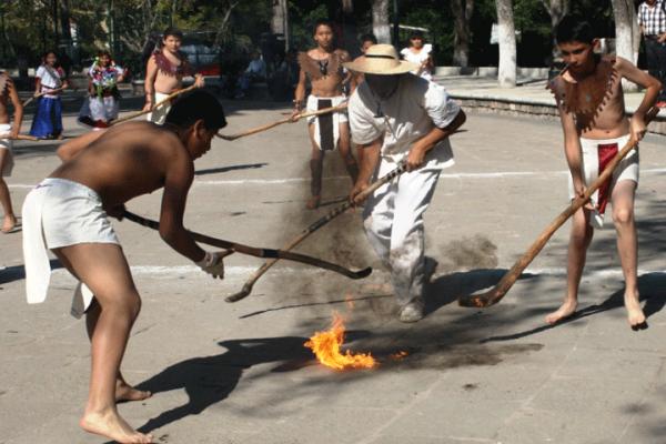 Juego de pelota encendida, práctica aún presente en Queretaro
