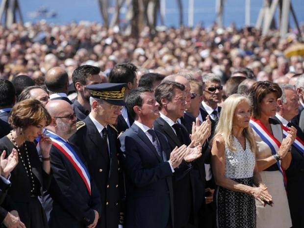Abuchean al primer ministro de Francia durante homenaje en Niza - valls-nice