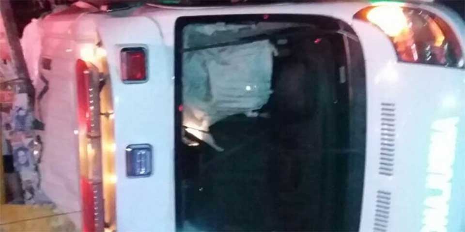 Volcadura de ambulancia en Oaxaca deja cuatro heridos