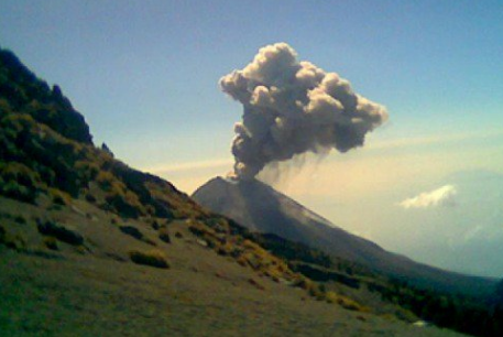 Volcán de Colima registra fumarola de más de un kilómetro