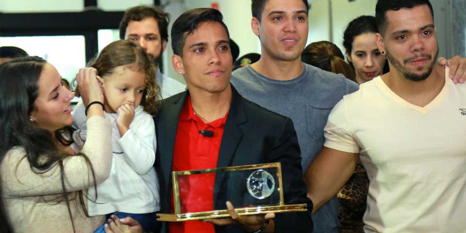 Ganador del Premio Puskas se retirará para dedicarse a los videojuegos