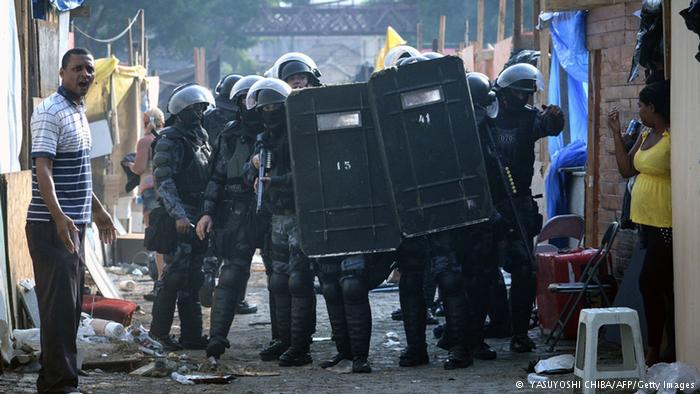 Disparan a dos policías y atacan autobús de periodistas en Río de Janeiro - 017563587_30300
