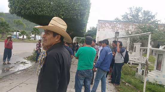 Tráiler impacta a autobús en el que viajaban padres de los 43 normalistas - 0a4f71ed-41ad-4e75-820b-09aad347a39c