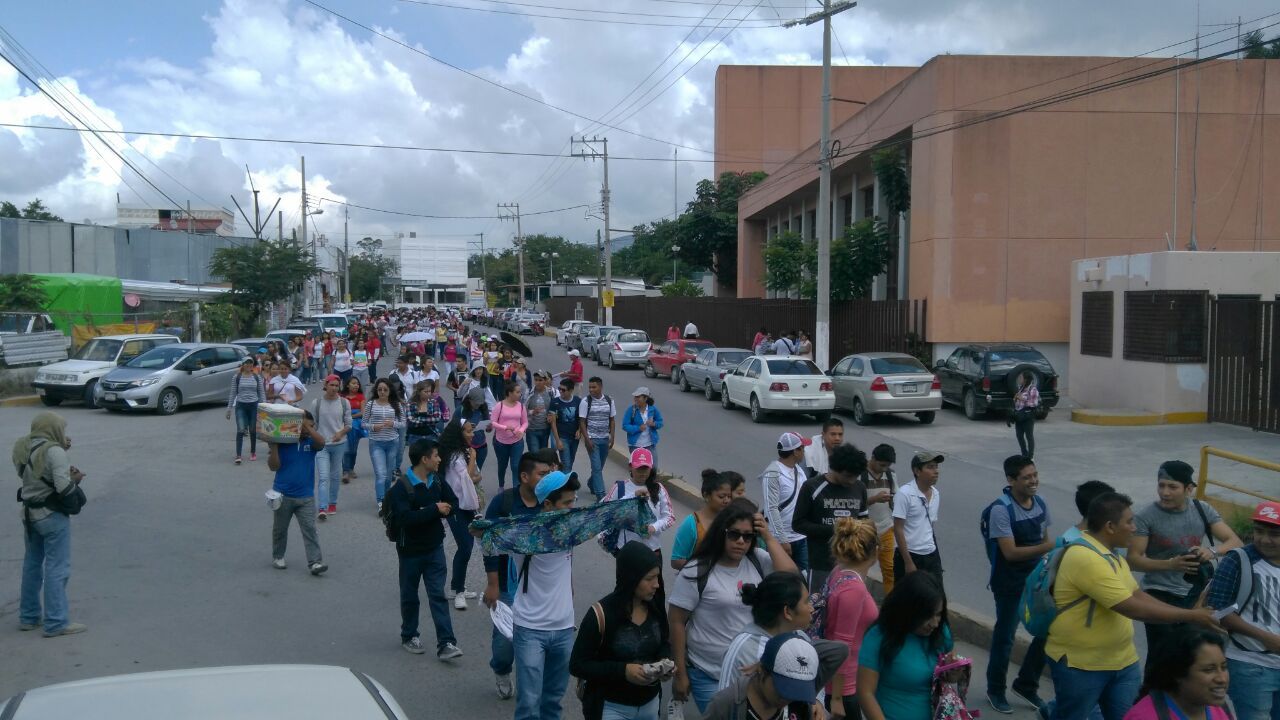Estudiantes bloquean la Costera de Acapulco - 0b25816b-fc0d-437c-8f8f-0dab236d54f5