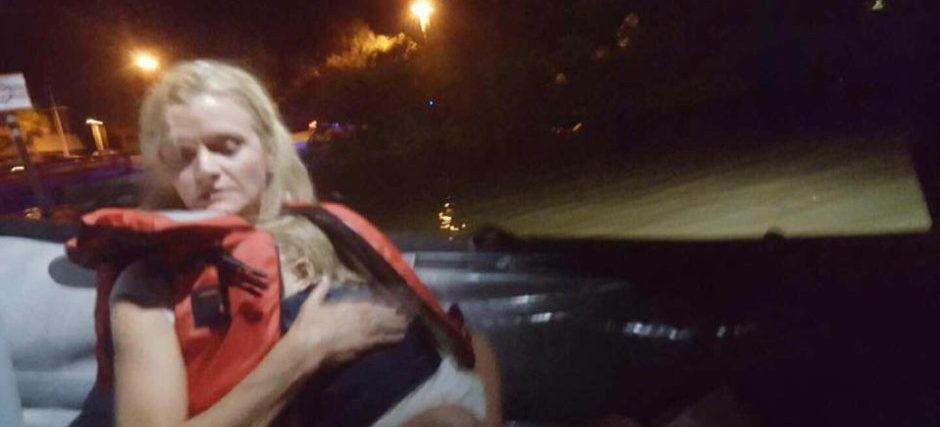 Rescatan a una bebé que pasó una hora debajo de un bote volcado Rescatan a una bebé que pasó una hora debajo de un bote volcado