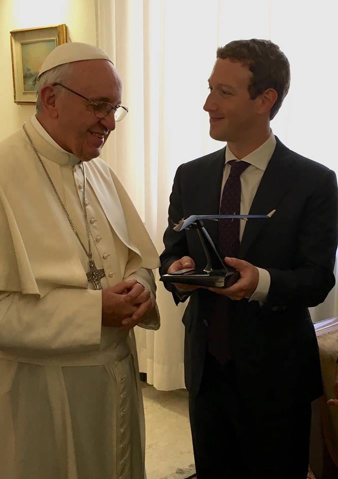El regalo de Mark Zuckerbergal papa Francisco - 14202650_10103066185217041_3952047939163715208_n-1