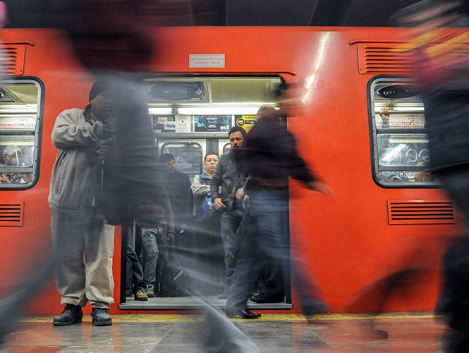 Personal del Metro evita que joven se suicide - 1499174