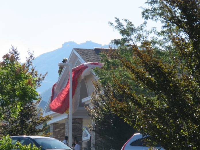 Paracaidista muere en Utah tras estrellarse contra iglesia - 1506337