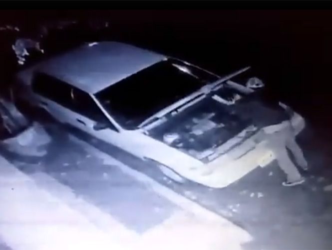 Video: roban batería de auto en 40 segundos