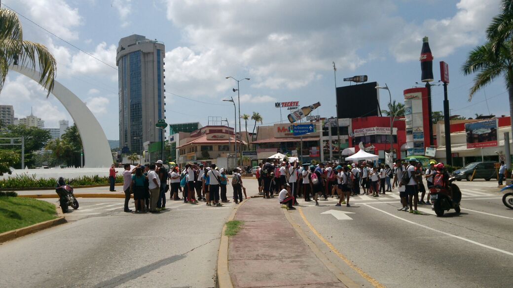 Estudiantes bloquean la Costera de Acapulco