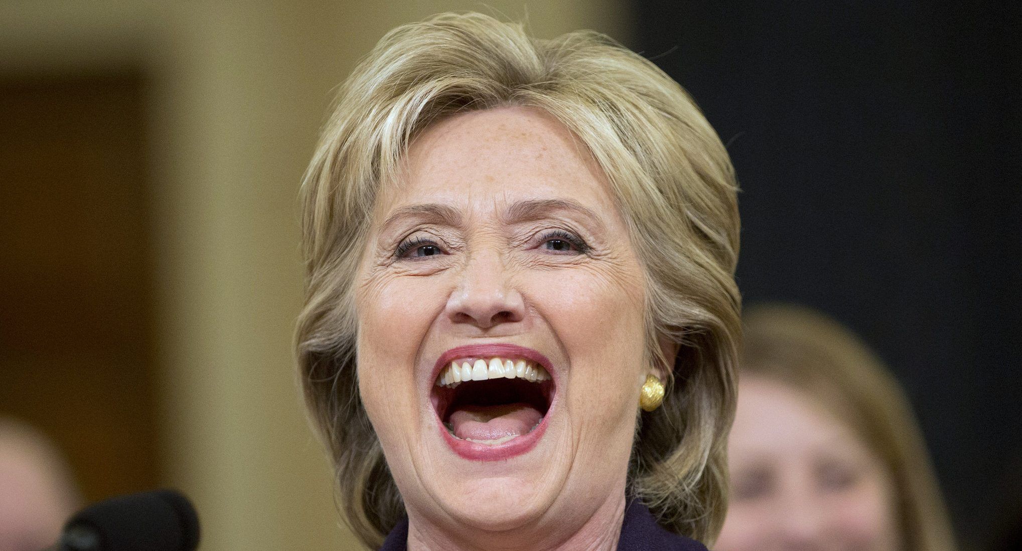 Hillary Clinton se burla de Donald Trump en nuevo anuncio