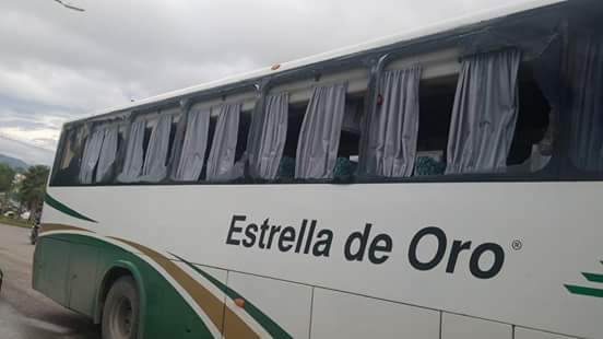 Tráiler impacta a autobús en el que viajaban padres de los 43 normalistas